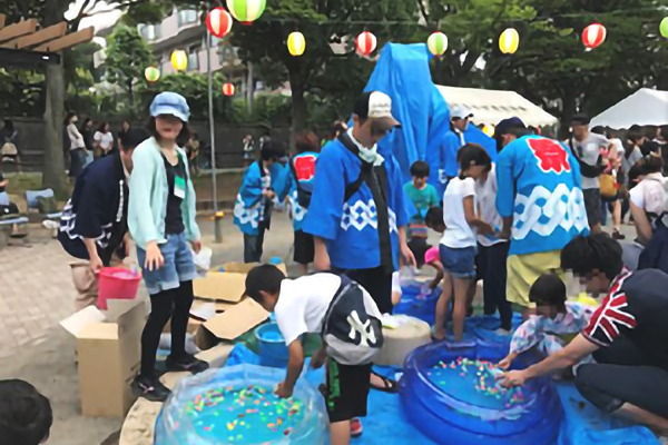 平成29年7月22日　昨年に引き続き、南まきが原自治会の夏祭りに緑園高校の生徒が参加しました