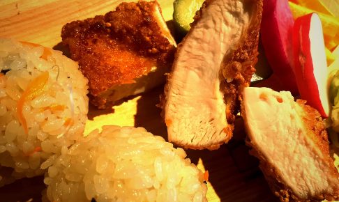 パン床に漬け込んだ野菜･鶏肉を使った混ぜごはんと鶏のから揚げ